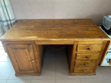 Eiken bureau beschikbaar voor biedingen