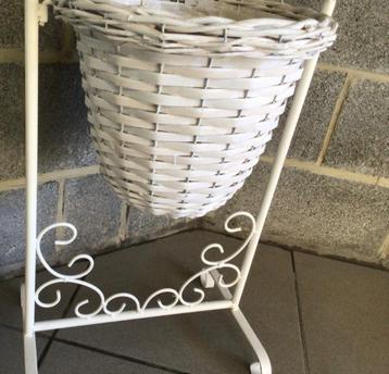 Cache pot rotin sur pied beschikbaar voor biedingen