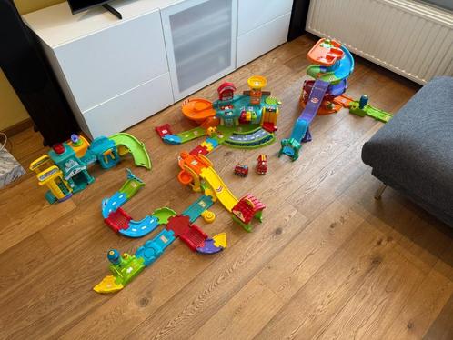 V-Tech autobaan + parking + garage + carwash + 2 auto's, Kinderen en Baby's, Speelgoed |Speelgoedvoertuigen, Gebruikt, Ophalen