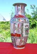 grand vase asiatique fond blanc decor vert rouge, Ophalen of Verzenden