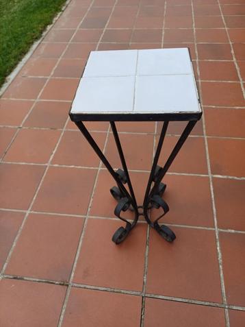 Petite table en fer forgé couverte de carreaux en céramique, Enlèvement