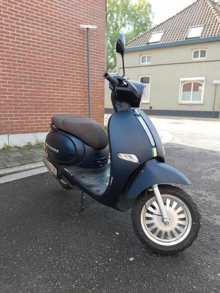 Brommer a klasse gts cappuccino, Fietsen en Brommers, Snorfietsen en Snorscooters, Zo goed als nieuw, Benzine, Ophalen of Verzenden