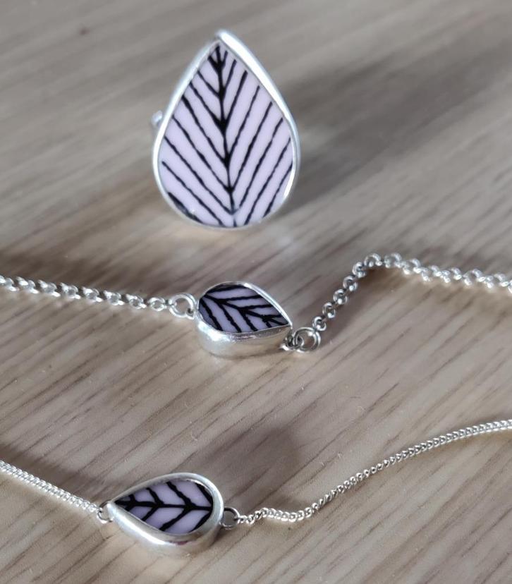 exclusieve juwelenset zilver met roze porselein in bladvorm, Handtassen en Accessoires, Ringen, Zo goed als nieuw, Dame of Heer