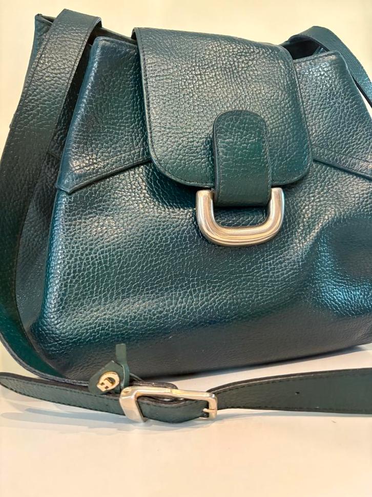 Vintage lederen cross over tas groen, Bijoux, Sacs & Beauté, Sacs | Sacs à bandoulière, Noir, Cuir, Enlèvement ou Envoi