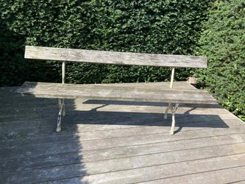 Oude doorleefde tuinbank  beschikbaar voor biedingen