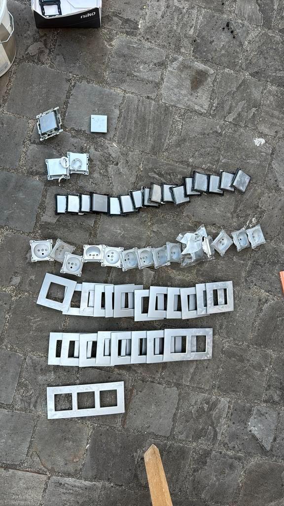 Niko zilver schakelmateriaal, Doe-het-zelf en Bouw, Elektriciteit en Kabels, Ophalen of Verzenden