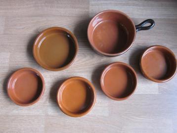 5 terracotta potjes/schaaltjes + 1 potje met steel beschikbaar voor biedingen