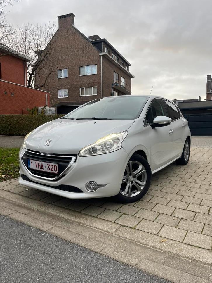 Peugeot 208 1.2 benzine Allure 87.000km 1ste eigenaar, Autos, Peugeot, Particulier, Air conditionné, Essence, Euro 5, Hatchback