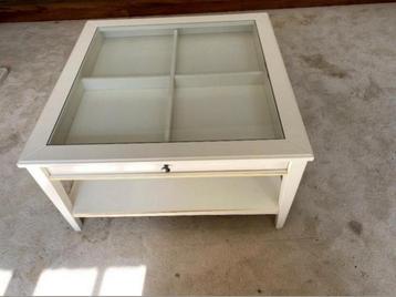 IKEA salontafel met glas beschikbaar voor biedingen