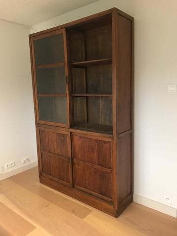 Grote houten kast met glazen schuifdeuren beschikbaar voor biedingen
