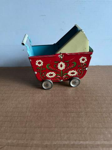 Prachtig poppen wandelwagen 9x9cm met babypopje beschikbaar voor biedingen