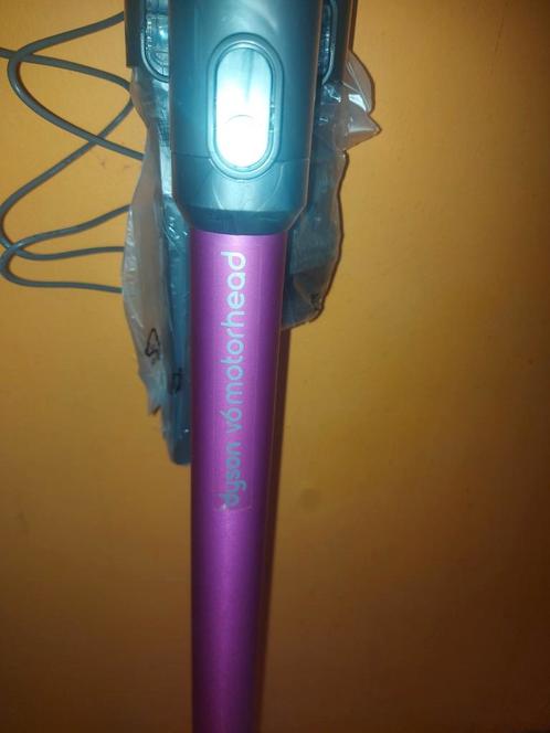 Dyson v6 motorhead complet avec support mural+brosse motoris, Elektronische apparatuur, Stofzuigers, Zo goed als nieuw, Ophalen of Verzenden