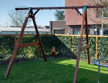 Hoge houten schommel beschikbaar voor biedingen