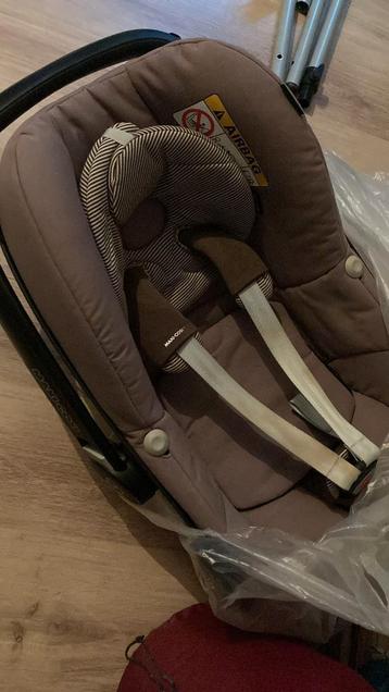 Maxi cosy met hoofdverkleiner. Zeer goede conditie  beschikbaar voor biedingen