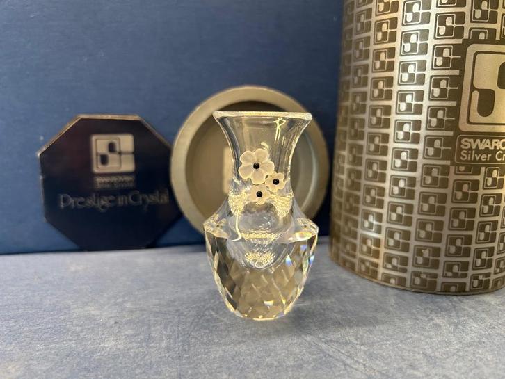 Swarovski Vaas gematteerde bloemen., Verzamelen, Swarovski, Nieuw, Figuurtje, Ophalen of Verzenden