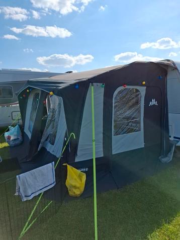 Voortent De tent is donker maat is 3.9m lang en 2.75m diep beschikbaar voor biedingen