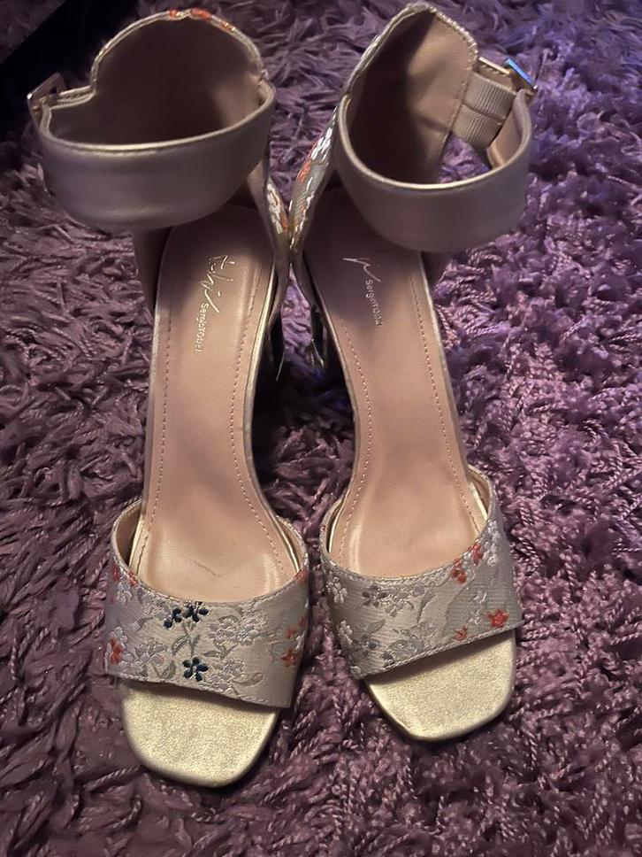 Sandales SERGIO TODZI très original ,bride à la cheville,, Vêtements | Femmes, Chaussures, Comme neuf, Enlèvement ou Envoi