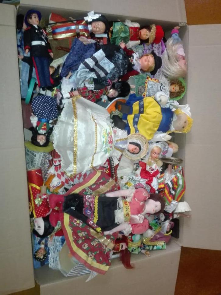 286) 1 doos met Folklore en vintage poppen, Verzamelen, Poppen, Gebruikt, Pop, Ophalen of Verzenden