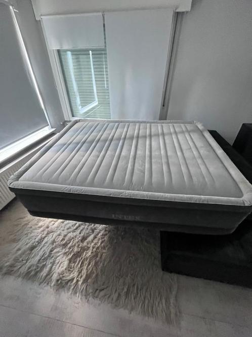 Intex - Luchtmatras - 2pers met ingebouwde pomp, Caravans en Kamperen, Luchtbedden, Zo goed als nieuw, 2-persoons, Ingebouwde pomp