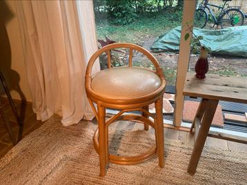 Vintage rotan krukje beschikbaar voor biedingen