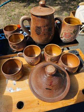 Bruine aarden potjes beschikbaar voor biedingen