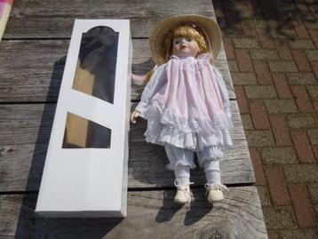 Mooie porseleinen poppen, hoogte 42 cm. beschikbaar voor biedingen