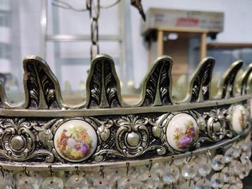 Mooie messing kristallen en porseleinen kroonluchter beschikbaar voor biedingen