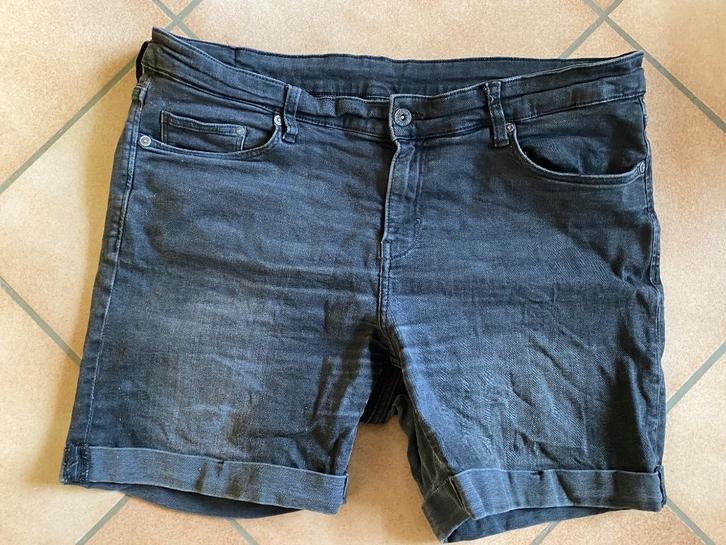 H&M Mom shorts zwarte jeans Regular Waist T50 pre-used G st, Kleding | Dames, Grote Maten, Gedragen, Overige typen, Zwart, Verzenden