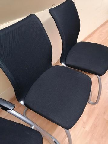 Zwarte stapelstoelen  beschikbaar voor biedingen
