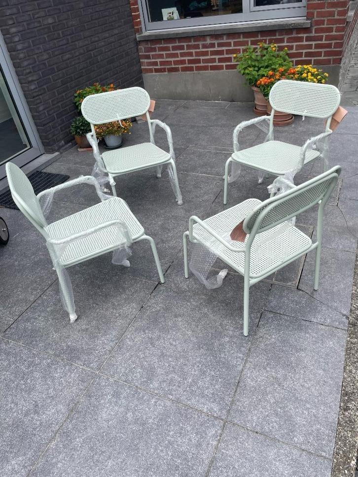 Lage metalen tuinstoelen in pastelgroene kleur, Tuin en Terras, Tuinstoelen, Nieuw, Metaal, Stapelbaar, Ophalen