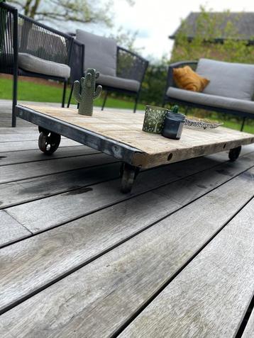 Vintage bijzettafel beschikbaar voor biedingen