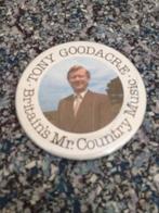 Button Tony Goodacre Britains Mr. Country music zanger 6 cm, Verzamelen, Speldjes, Pins en Buttons, Ophalen of Verzenden, Zo goed als nieuw