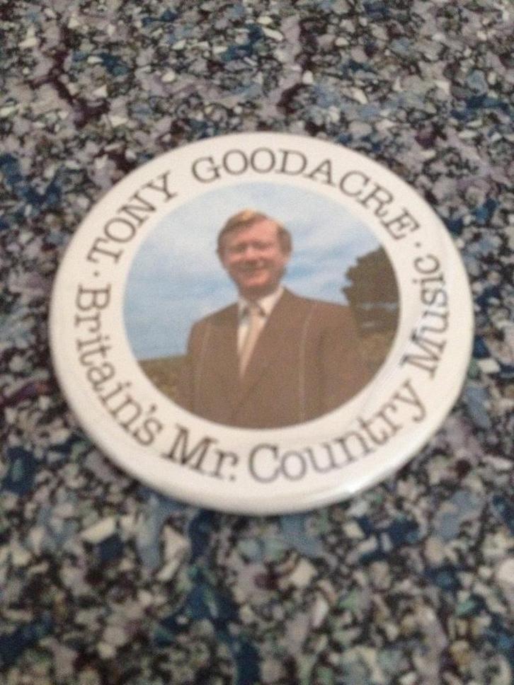 Button Tony Goodacre Britains Mr. Country music zanger 6 cm, Verzamelen, Speldjes, Pins en Buttons, Zo goed als nieuw, Button