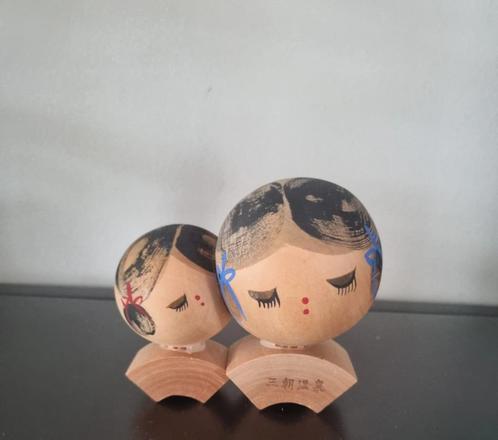Leuk huwelijks Kokeshi paartje uit de Misasa Onsen, Antiek en Kunst, Kunst | Beelden en Houtsnijwerken, Verzenden