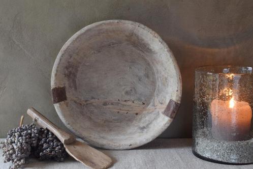 Oude houten gegraveerde schaal, Huis en Inrichting, Woonaccessoires | Schalen en Manden, Gebruikt, Schaal, Rond, Hout, Ophalen of Verzenden