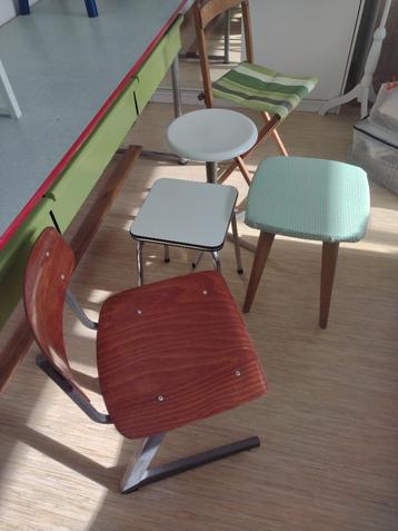 Oude krukjes en stoeltjes beschikbaar voor biedingen