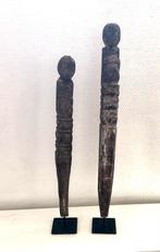 2 Oosterse figuren in hout op sokkel, Ophalen