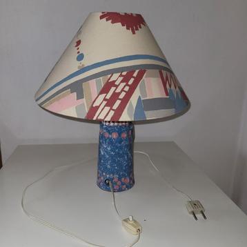 Superbe lampe de chevet avec figurine Hauteur 40 cm Prix 30€ disponible aux enchères