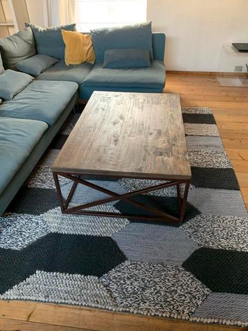 Salontafel met houten blad op gelast frame beschikbaar voor biedingen