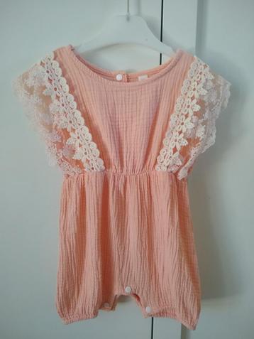 Jumpsuit zalmroze met kant maat 80 beschikbaar voor biedingen