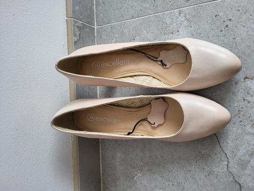 Elegante pumps in beige – maat 39, Kleding | Dames, Trouwkleding en Trouwaccessoires, Zo goed als nieuw, Beige, Ophalen of Verzenden