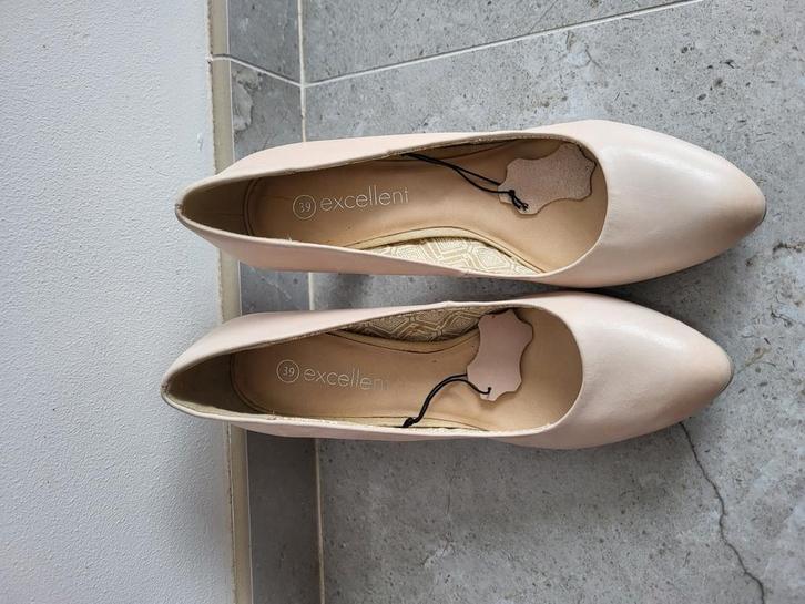 Elegante pumps in beige – maat 39, Kleding | Dames, Trouwkleding en Trouwaccessoires, Zo goed als nieuw, Beige, Ophalen of Verzenden