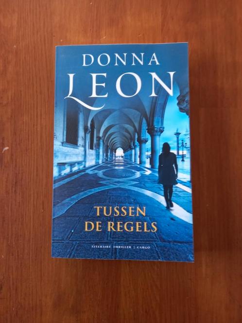 Donna Leon - Tussen de regels, Boeken, Thrillers, Nieuw, Ophalen