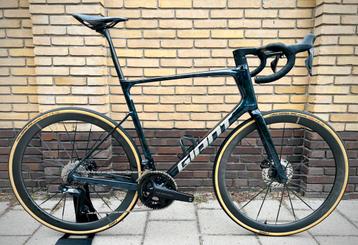 2025 Giant Defy Advanced SL0 XL Di2 12s Disc PWM Cadex Max40 beschikbaar voor biedingen