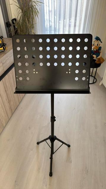 Muziekstandaard beschikbaar voor biedingen