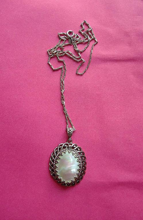 Vintage halsketting met hanger met parelmoer, Handtassen en Accessoires, Kettinghangers, Gebruikt, Ophalen of Verzenden