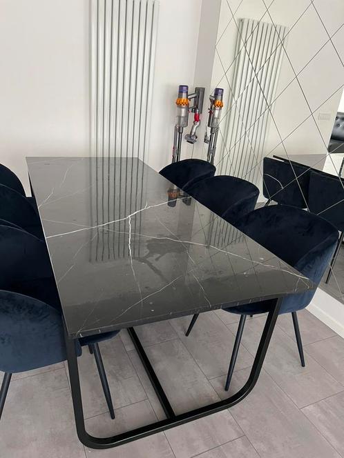 Furnfield marmerlooktafel met velvet stoelen, Huis en Inrichting, Tafels | Eettafels, Zo goed als nieuw, Ophalen