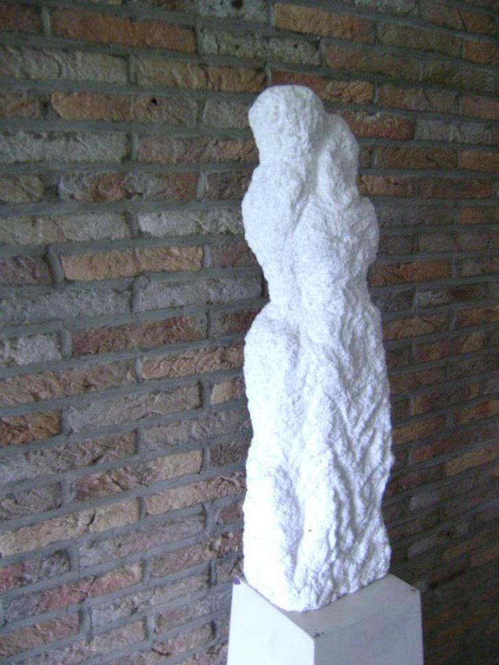 stenen beeld koppel omhelzing brutalistische stijl, Verzamelen, Beelden en Beeldjes, Zo goed als nieuw, Mens, Ophalen