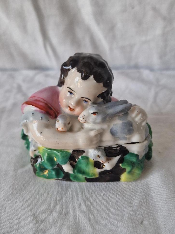 Porseleinen bonbonnière "Kind met konijnen", Antiek en Kunst, Antiek | Porselein, Ophalen of Verzenden