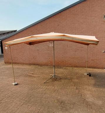 Grote markt parasol  beschikbaar voor biedingen
